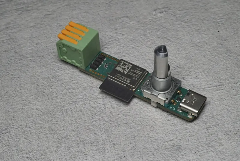 The carnation 1411 controller from above: the push-in terminal block, the ESP32-C6 module, the knob and the USB-C receptacle.